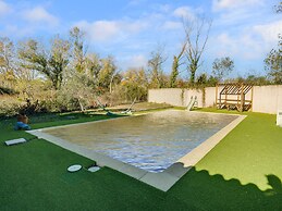 Villa With Swimming Pool in Sorgues
