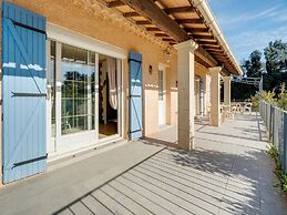 Villa With Swimming Pool in Sorgues