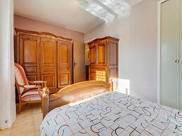 Villa With Swimming Pool in Sorgues