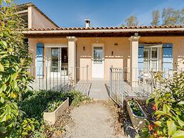 Villa With Swimming Pool in Sorgues