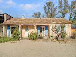 Villa With Swimming Pool in Sorgues