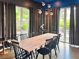 Massive Compound 20 Beds-6 min walk