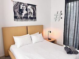 Massive Compound 20 Beds-6 min walk