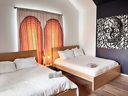 Massive Compound 20 Beds-6 min walk