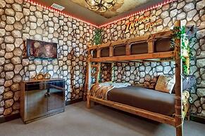 19 Guest Home w Pool Hot Tub Cinema BBQ