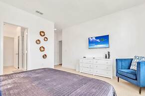 19 Guest Home w Pool Hot Tub Cinema BBQ