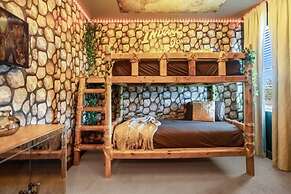 19 Guest Home w Pool Hot Tub Cinema BBQ