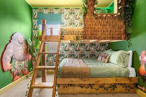 19 Guest Home w Pool Hot Tub Cinema BBQ