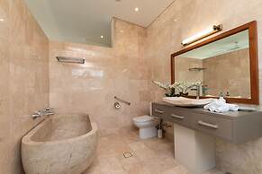 Water-front Paradise Pool - BBQ - Balcony Dining