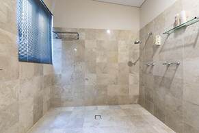 Water-front Paradise Pool - BBQ - Balcony Dining