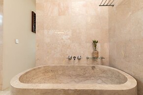 Water-front Paradise Pool - BBQ - Balcony Dining