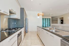 Water-front Paradise Pool - BBQ - Balcony Dining