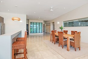 Water-front Paradise Pool - BBQ - Balcony Dining