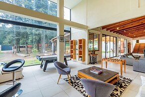 Scenic Haven Cozy Pet Friendly Retreat