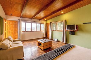 Scenic Haven Cozy Pet Friendly Retreat