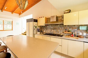 Scenic Haven Cozy Pet Friendly Retreat