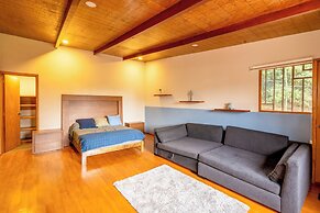 Scenic Haven Cozy Pet Friendly Retreat