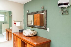 Scenic Haven Cozy Pet Friendly Retreat