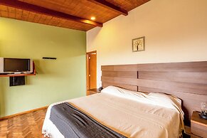 Scenic Haven Cozy Pet Friendly Retreat