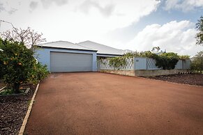 Pool & Putt Paradise