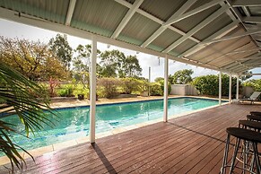 Pool & Putt Paradise