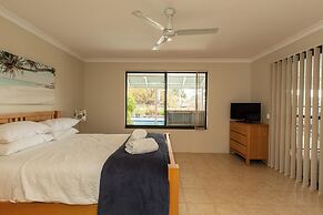 Pool & Putt Paradise