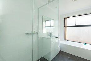 Pool & Putt Paradise