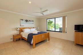 Pool & Putt Paradise