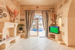 Centre Island Gozitan Farmhouse Pool