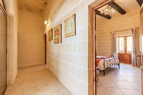 Centre Island Gozitan Farmhouse Pool