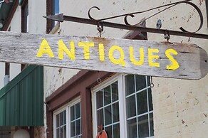 Cozy 2 BR by River- Crooked Steeple Hall