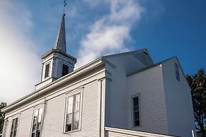 Cozy 2 BR by River- Crooked Steeple Hall