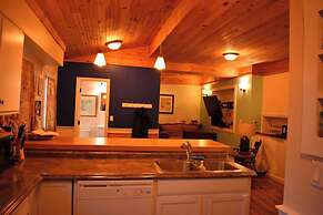 Cozy 2 BR by River- Crooked Steeple Hall