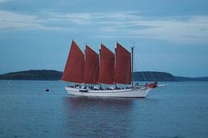 Cozy 2 BR by River- Crooked Steeple Hall