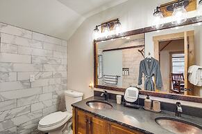 Cle Elum Cabin w/ Hot Tub, 4 Grills & Game Room!