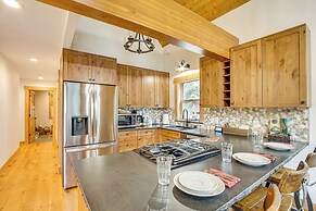 Cle Elum Cabin w/ Hot Tub, 4 Grills & Game Room!