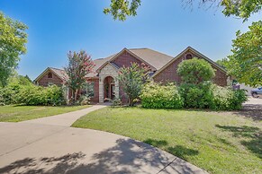 Sunny Stephenville Home w/ Pool: 4 Mi to Downtown