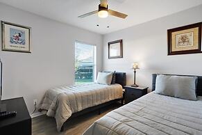 6 Bedroom Disney Home Lanai, Screened Pool & Spa 6 Villa by RedAwning