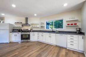 Orchard Haven Guest House 2 Bedroom Home by RedAwning