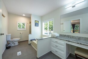 Orchard Haven Guest House 2 Bedroom Home by RedAwning