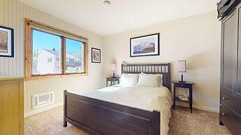 Lakeview Villas #09 3 Bedroom Condo by RedAwning