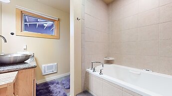 Lakeview Villas #09 3 Bedroom Condo by RedAwning