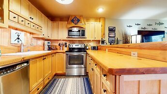 Lakeview Villas #09 3 Bedroom Condo by RedAwning