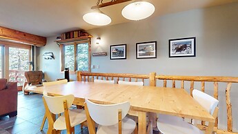 Lakeview Villas #09 3 Bedroom Condo by RedAwning