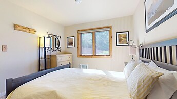 Lakeview Villas #09 3 Bedroom Condo by RedAwning