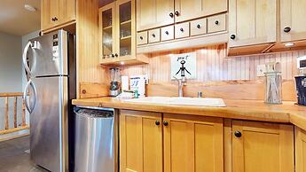 Lakeview Villas #09 3 Bedroom Condo by RedAwning