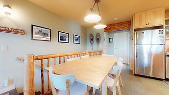 Lakeview Villas #09 3 Bedroom Condo by RedAwning