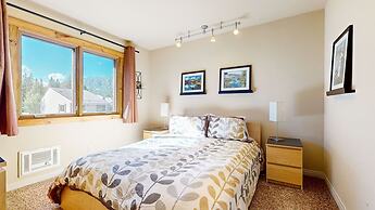 Lakeview Villas #09 3 Bedroom Condo by RedAwning