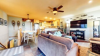 Lakeview Villas #09 3 Bedroom Condo by RedAwning