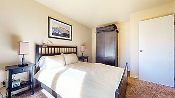 Lakeview Villas #09 3 Bedroom Condo by RedAwning